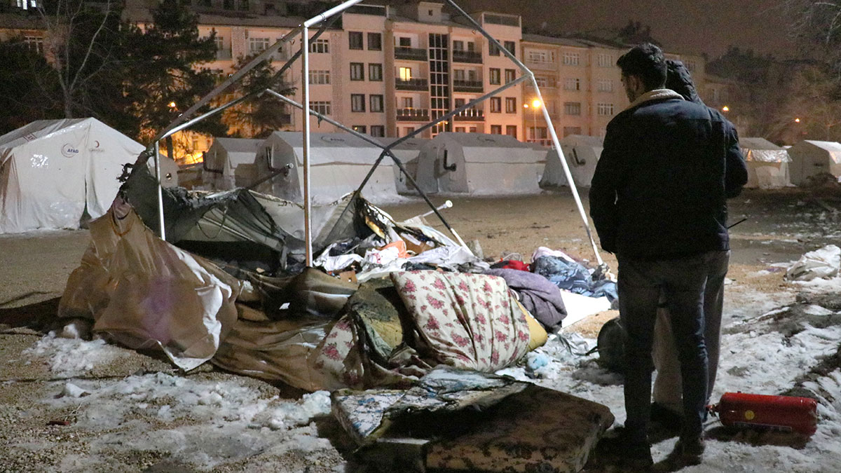 Elazığ'da deprem çadırında yangın çıktı: 8 kişi hastaneye kaldırıldı