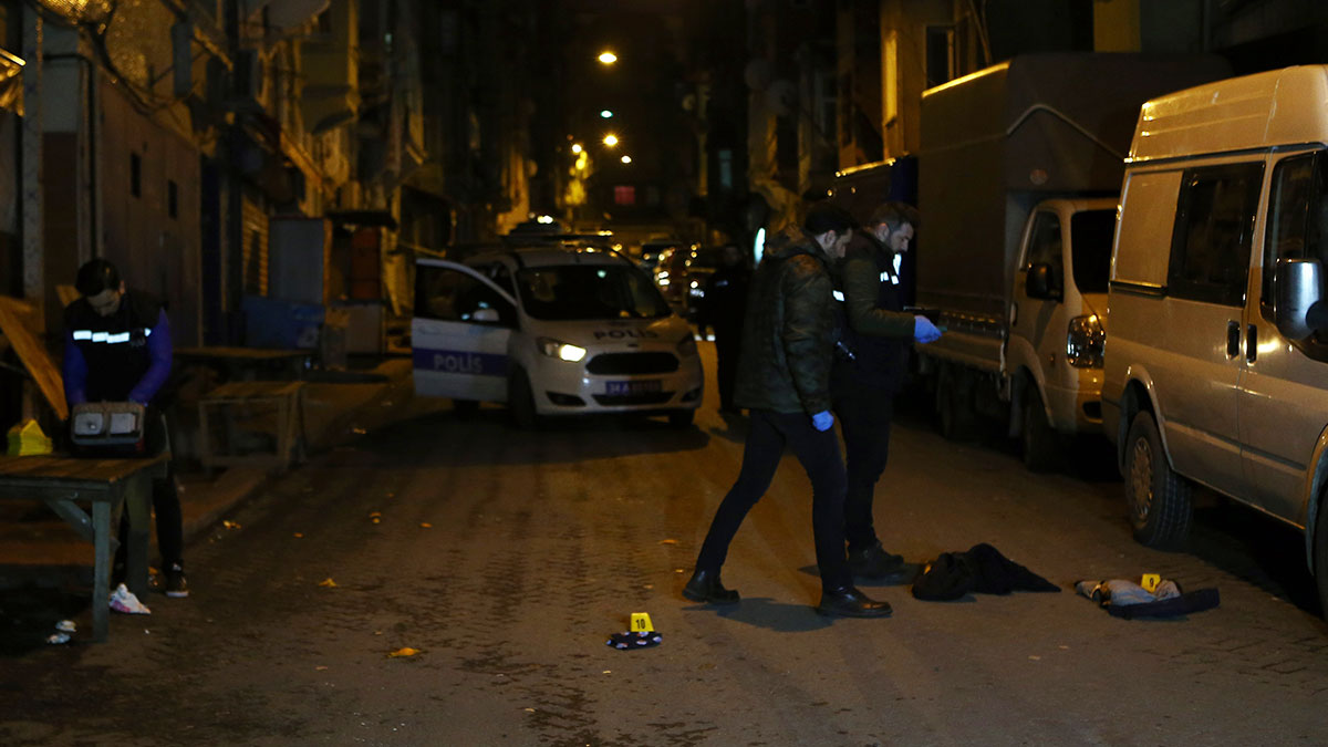 Beyoğlu'nda silahlı saldırı: 1'i ağır 2 yaralı