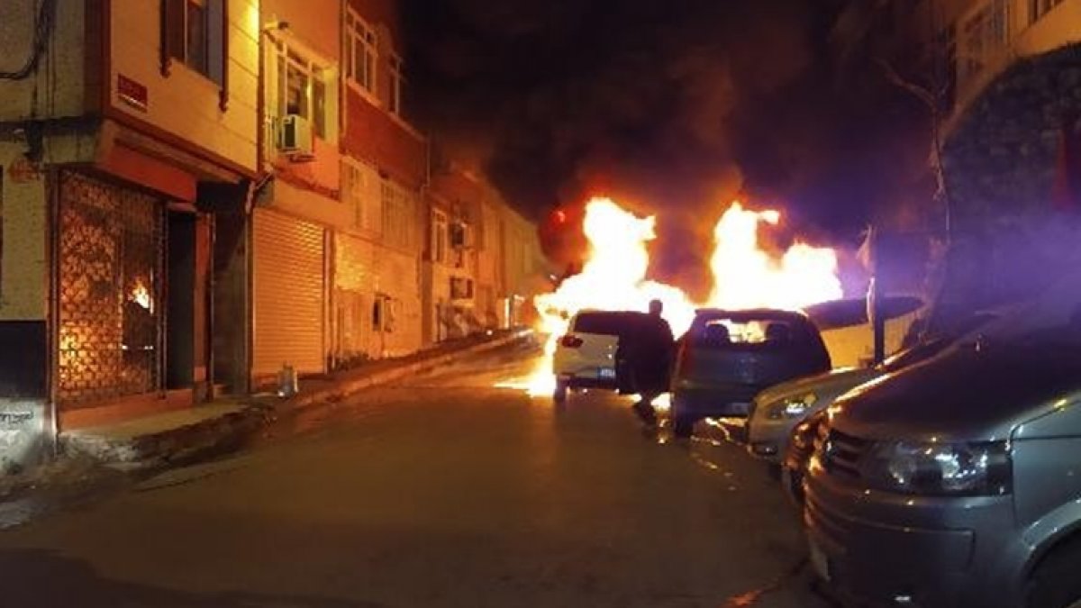 İstanbul'da bir caddede 9 araç kundaklandı, yurttaşlar sokağa döküldü