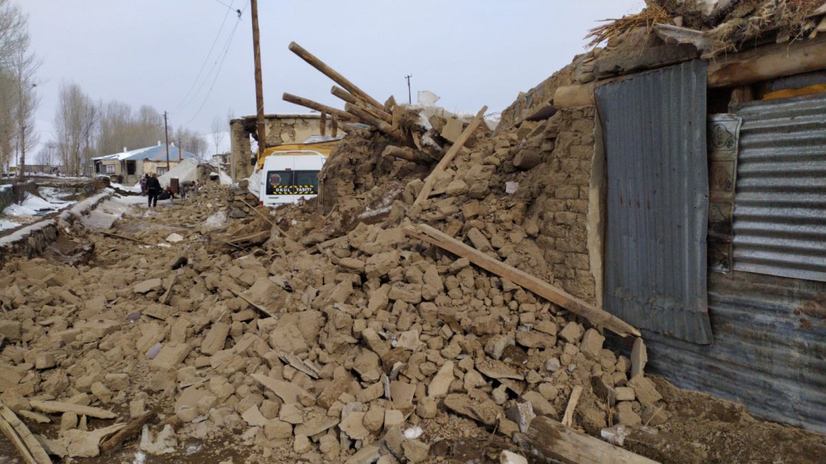 İran sınırında deprem: Van'da 4'ü çocuk 9 kişi hayatını kaybetti