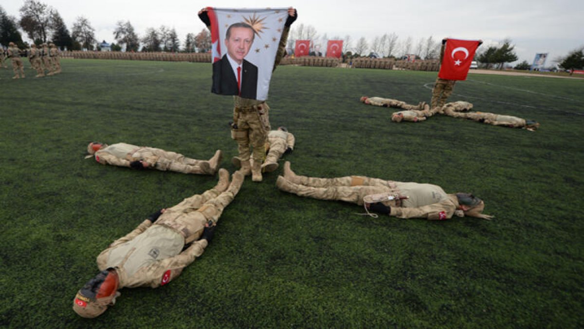 Jandarma mezuniyet töreninde askerler Tayyip Erdoğan posteri açtı