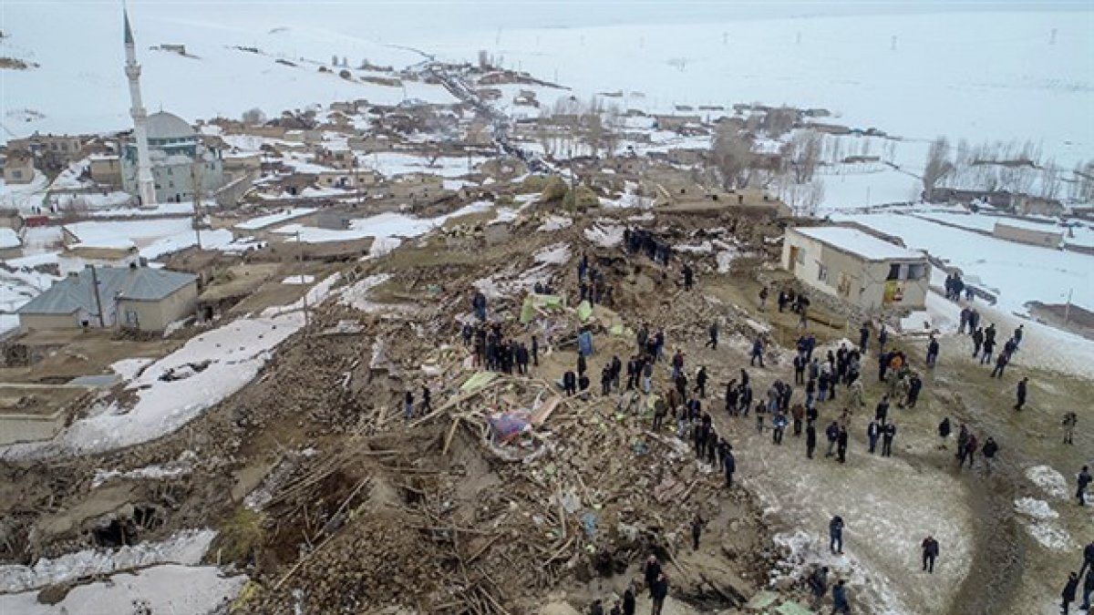 Bakan Soylu açıkladı: Başkale'de hasar gören okullarda eğitime 15 gün ara