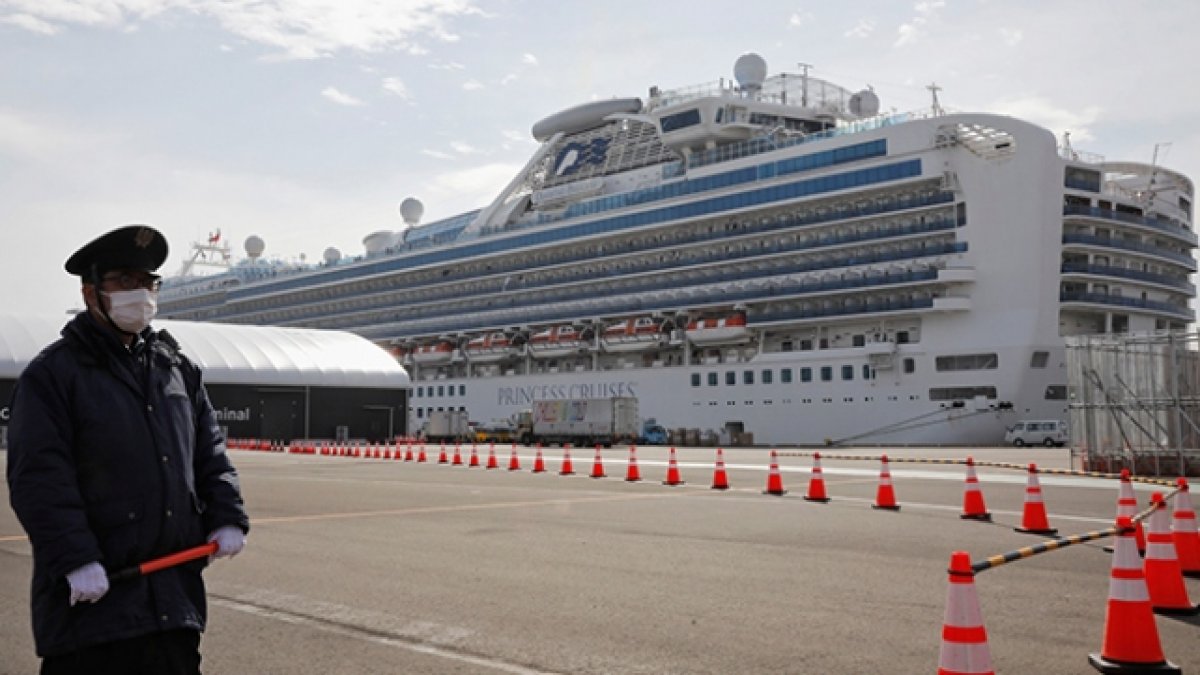 Japonya'daki karantina gemisi ile ilgili yeni gelişme: Mürettebat gemiyi terk etmeye başladı
