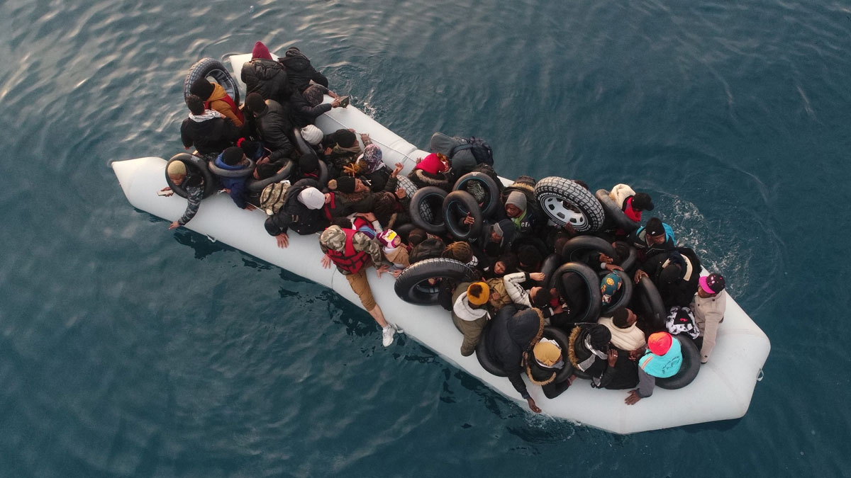 Denizde insanlık dramı: Şişme botla Yunanistan'a geçmeye çalışan mülteciler ölümle burun buruna