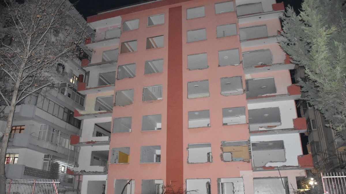 Elazığ depreminde ağır hasar gören apartmanın kapı, pencere ve korkulukları çalındı