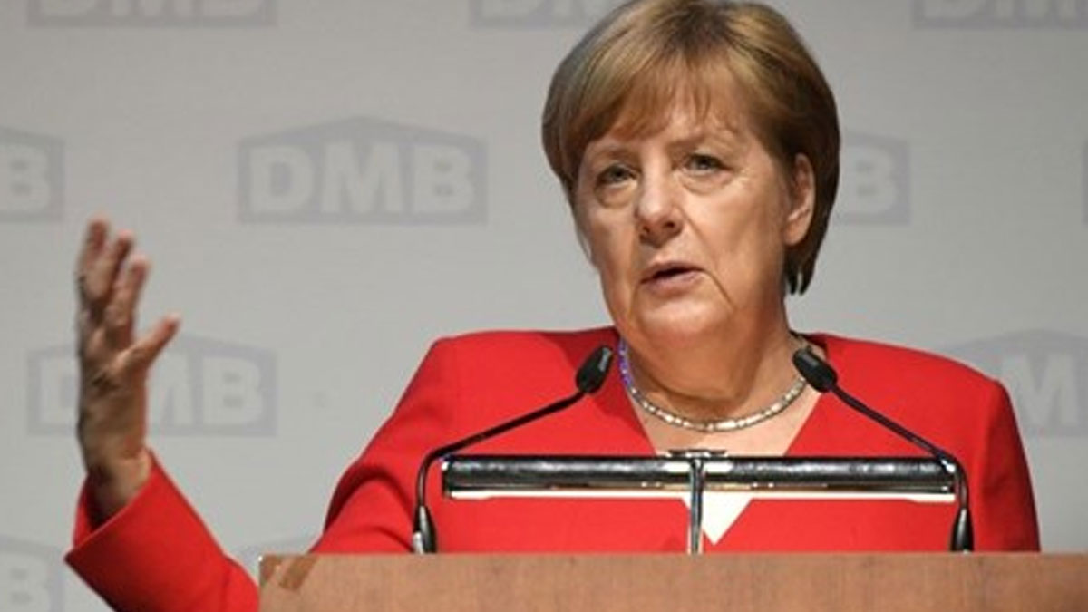 Merkel: Türkiye sınırında bulunan yüz binlerce Suriyeli için güvenli bölgeye ihtiyacımız var