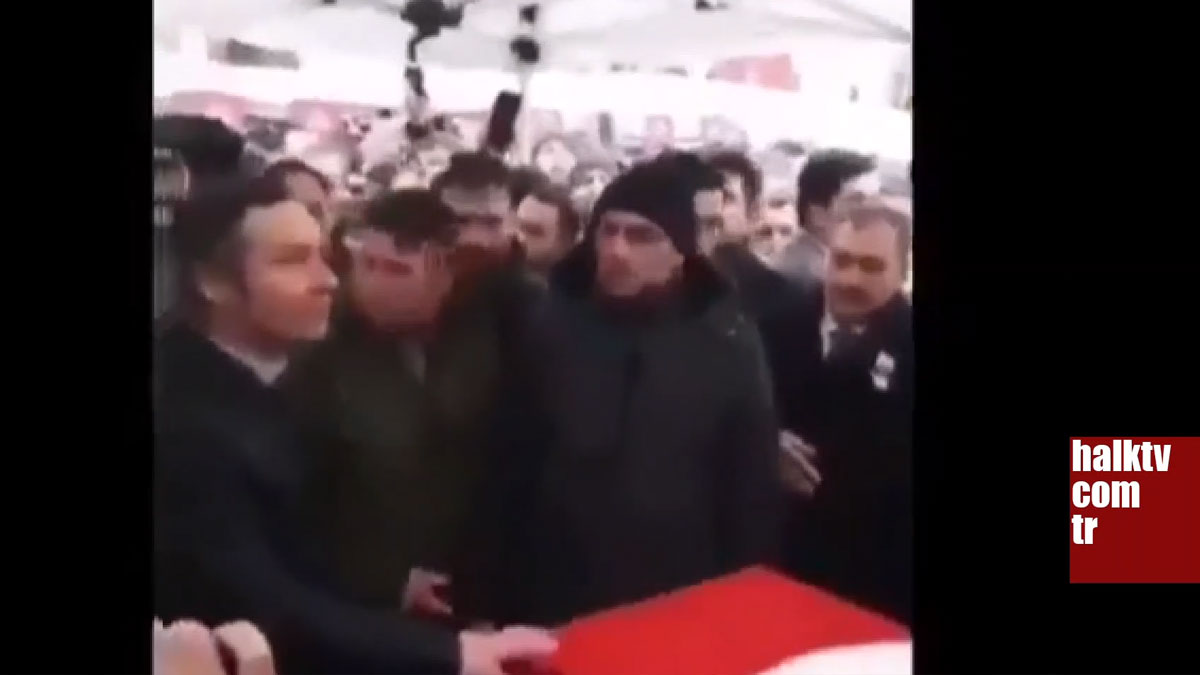 AKP'li isim şehit cenazesine geç kaldı, cenaze namazı geç kalan AKP'li isim için ikinci kez kılındı