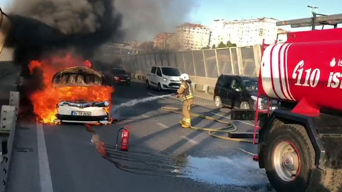 Haliç Köprüsü'nde araç yangını: Trafik durma noktasına geldi