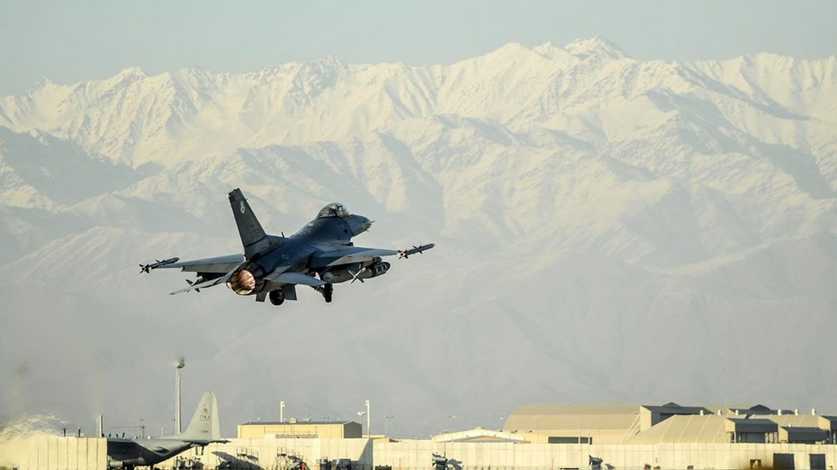ABD, cumartesi günü anlaşma imzaladığı Taliban'a hava saldırısı düzenledi