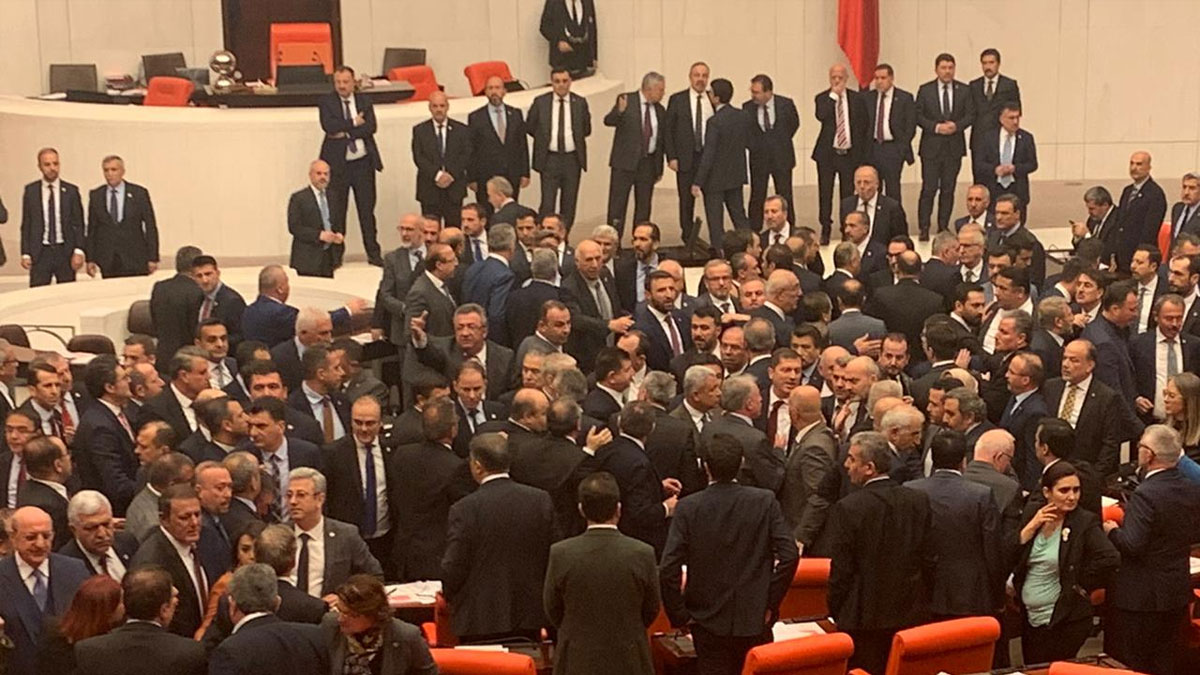 Meclis'te AKP'li vekillerden CHP'li Özkoç'a yumruklu saldırı: Özkoç'a soruşturma