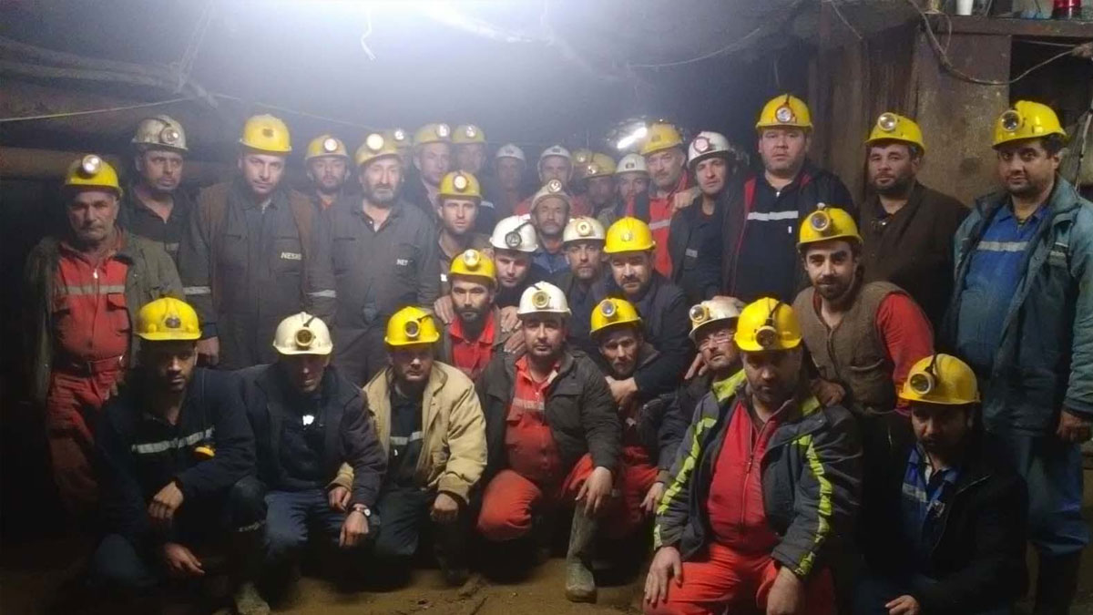 Yerin 140 metre altına kendilerini kapatan maden işçileri kazandı!