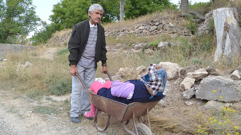 Kendisi kanser olan koca, felçli eşini el arabasında hastaneye götürüyor...