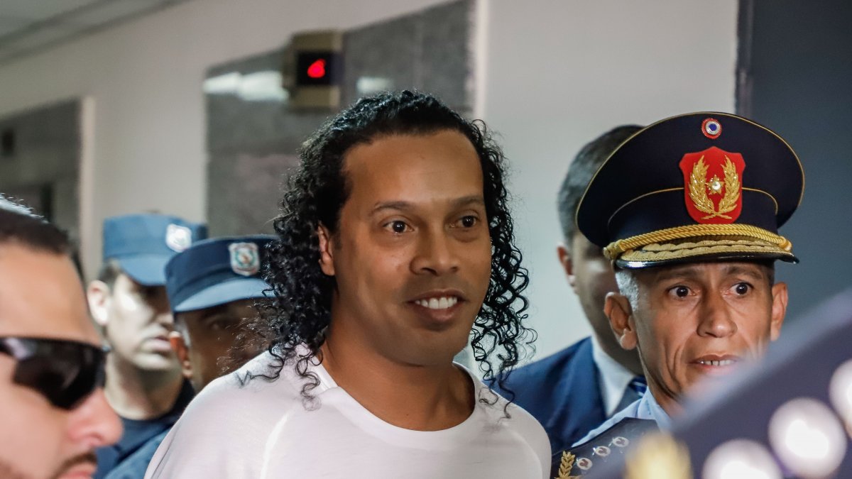 Sahte pasaportla yakalanan Ronaldinho ve kardeşi Paraguay'da tutuklandı   
