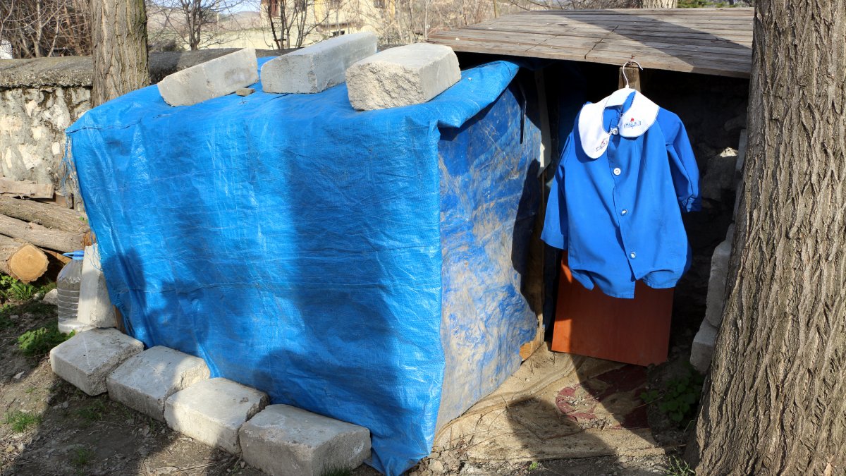 Fındık'ın önlüğü, okuldaki kulübesine asıldı