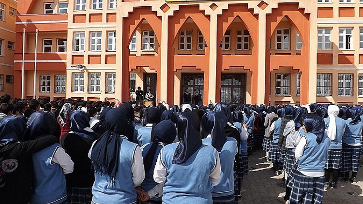 Vali'nin imam hatibe zorladığı 59 liseli okulsuz kaldı