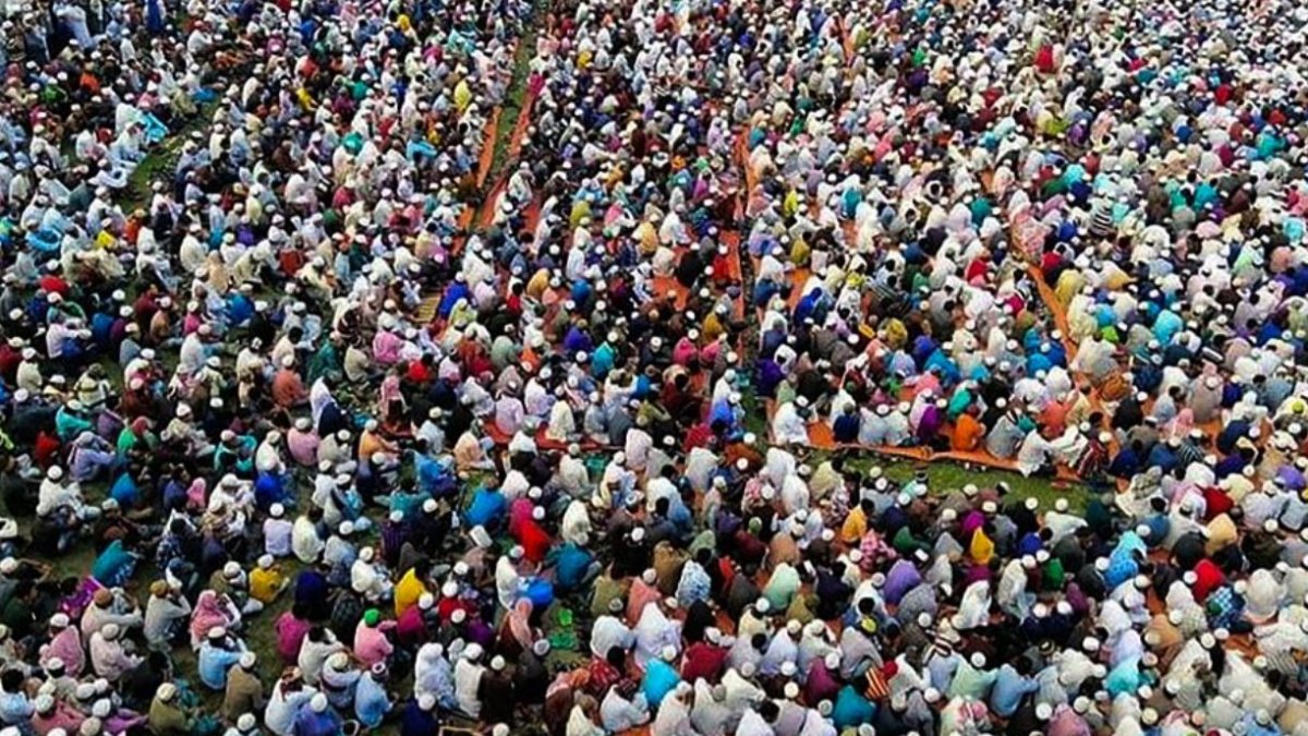 Bangladeş'te 'coronavirüs duası' için on binler toplandı