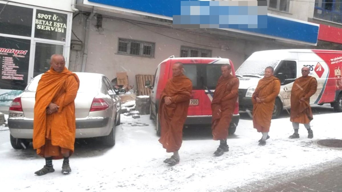 Sivas'ta toplu yürüyen Budist rahipler şaşkınlık oluşturdu