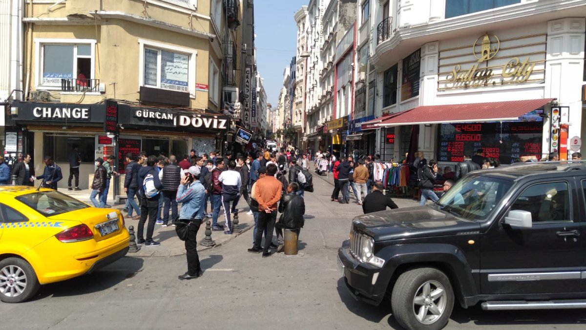 İstanbul'da kalabalık oluşturan grup hiçbir önlem almadan kargo ve kredi kartı işlemi yapıyor