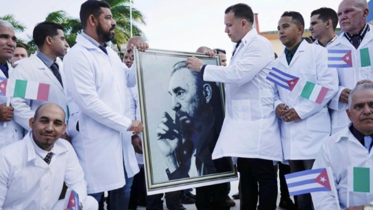 Kübalı sağlıkçılar İtalya'da: Alkışlarla karşılandılar