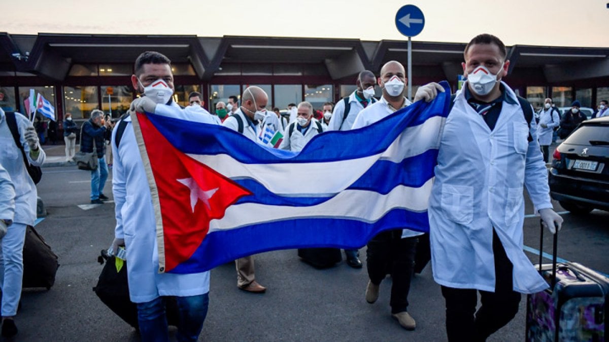 Küba, ABD tarafından solunum cihazlarına el konan Barbadosa'ya sağlık ekibi gönderdi
