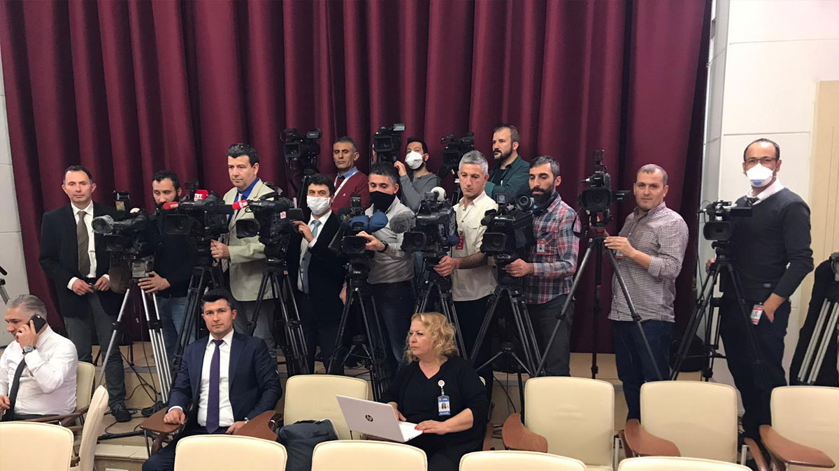 Corona günlerinde basın emekçileri: Bakanlık maske taktırmadı, Mecliste dip dibe yayın yaptılar
