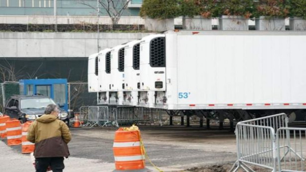 New York'ta hastane önlerine mobil morg yerleştirildi