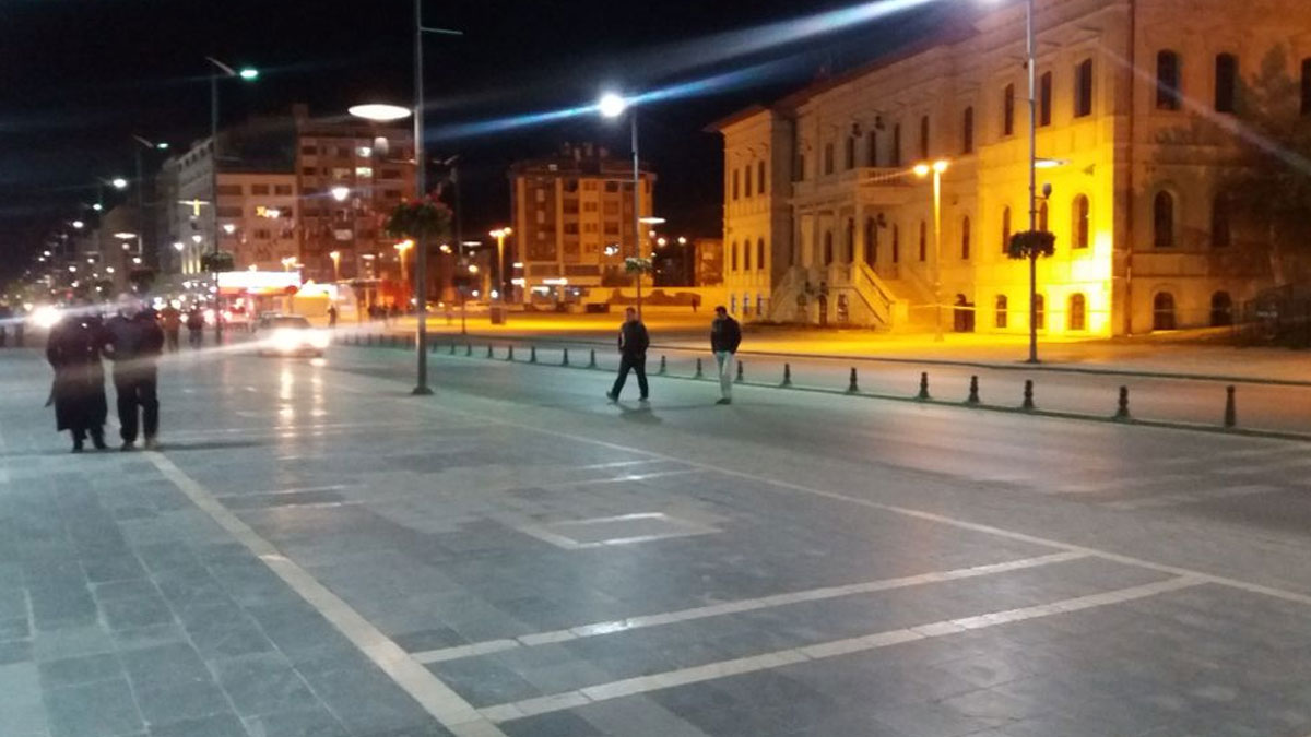 Sivas'ta 3'ten fazla kişinin birlikte yürümesi yasaklandı