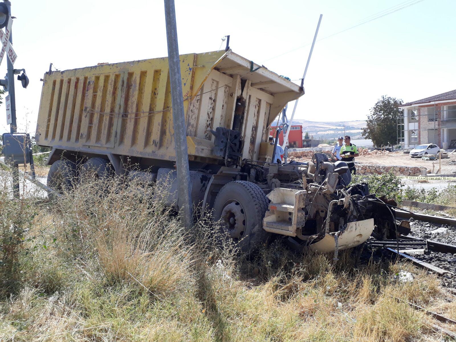 Elazığ'da yük trenine çarpan kamyon ikiye bölündü
