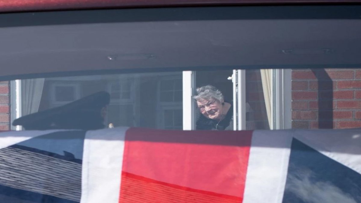 35 yıllık eşine pencereden veda etti