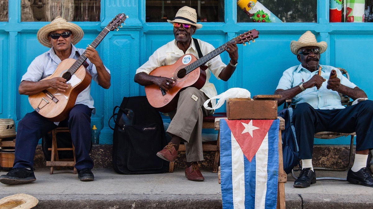 Küba, bütün sanatçılara maaş desteği verecek