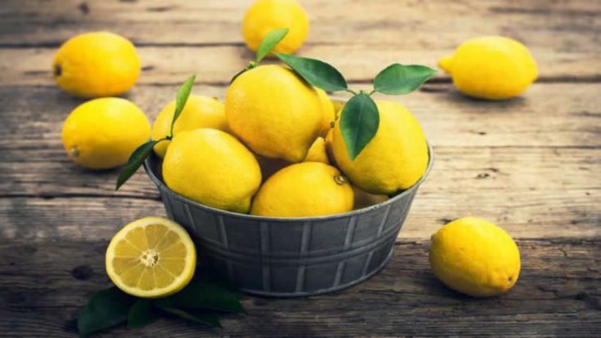 Kışın mucizevi meyvesi” limon” :  Yatarken ayak tabanına sürülen limonun ne gibi etkileri var?
