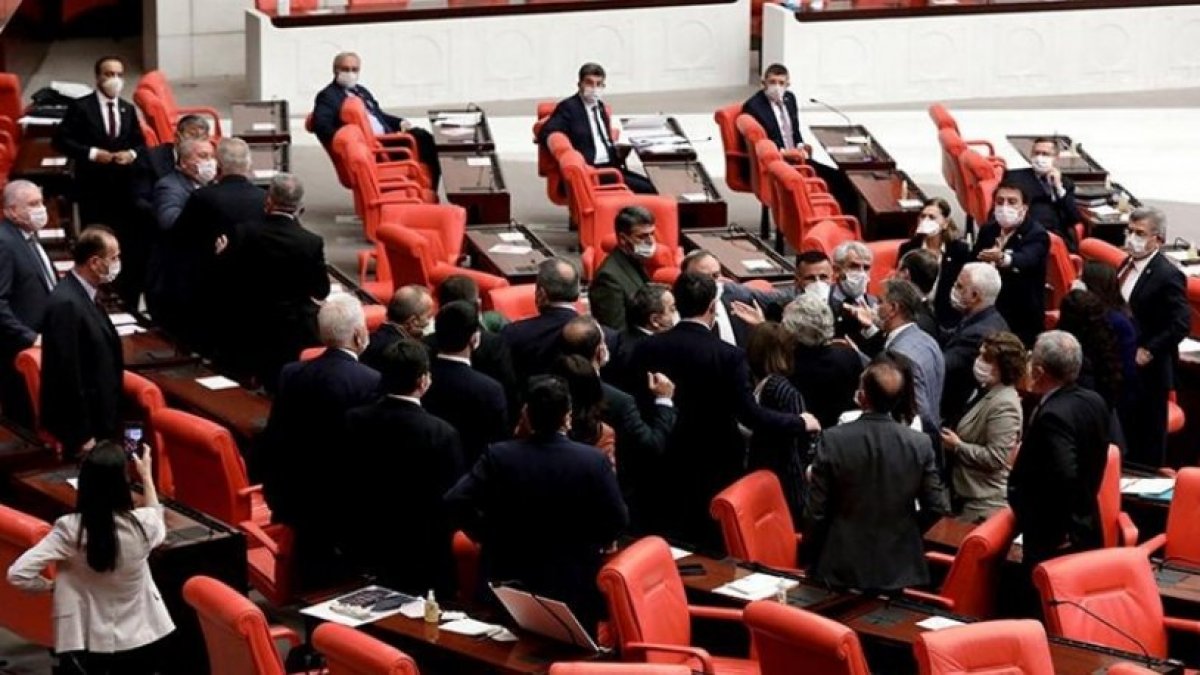 Meclis'te kavga: Sosyal mesafe yok sayıldı