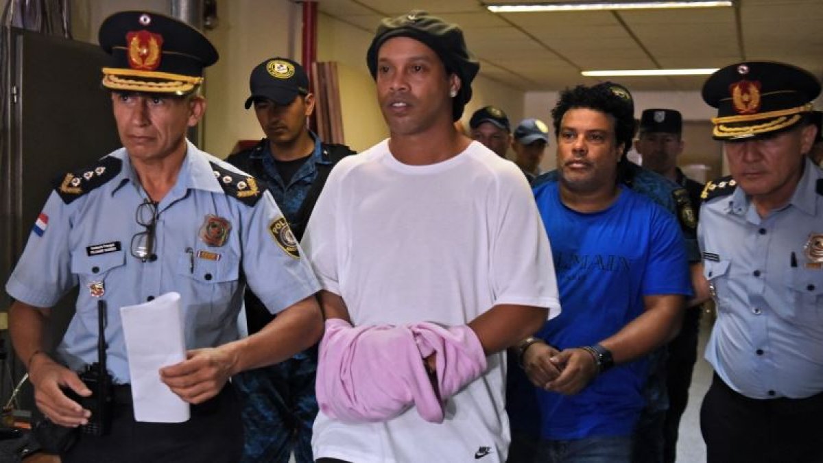 Ronaldinho'ya hapishanede barbekü partisi