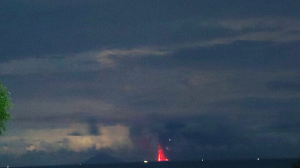 Endonezya’da Anak Krakatau yanardağı patladı