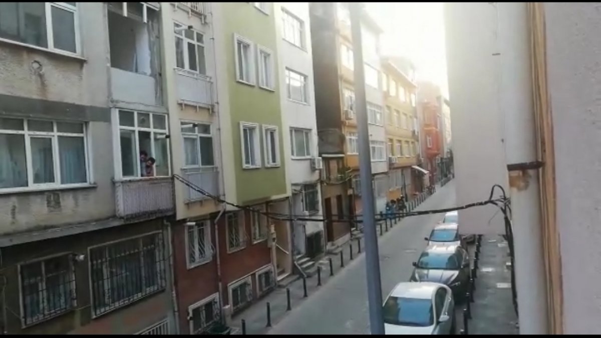 Sokağa çıkma yasağı ile birlikte Kadıköy'den renkli görüntüler: Camdan cama Çav Bella
