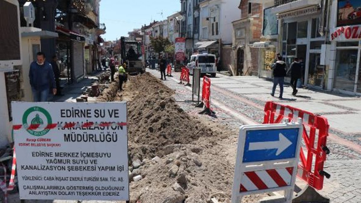 Edirne Belediyesi caddedeki kalabalığı engellemek için altyapı çalışması başlattı