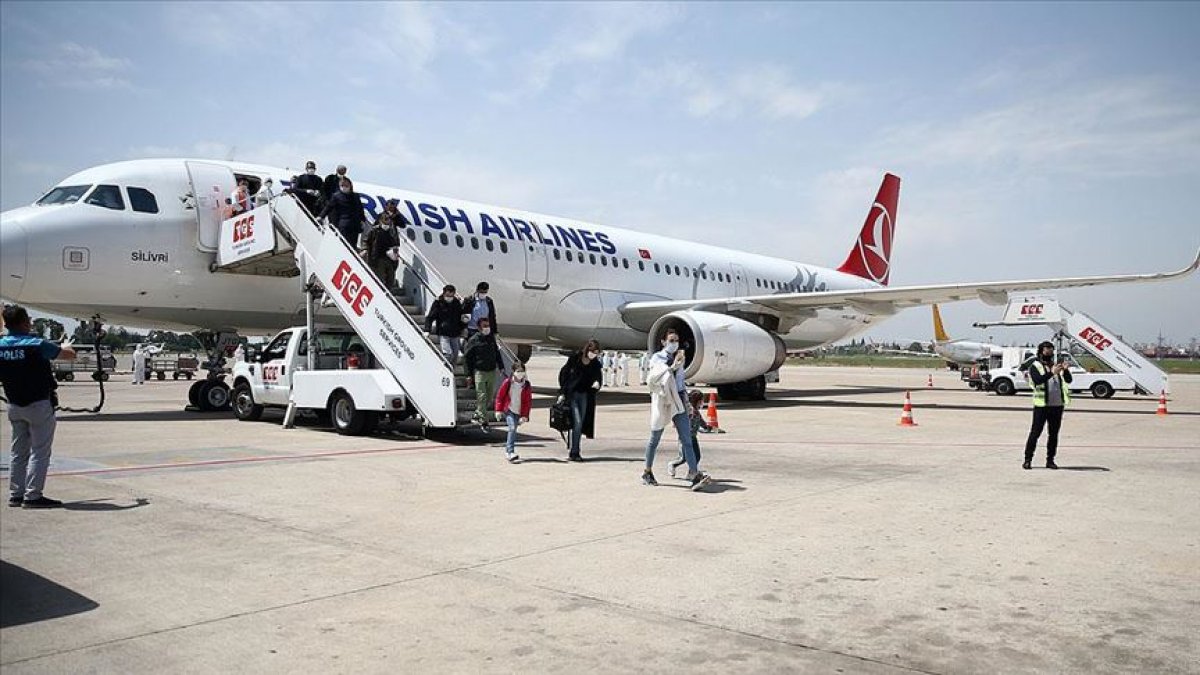 Rusya'dan gelen Türk vatandaşları Adana'da karantinaya alındı