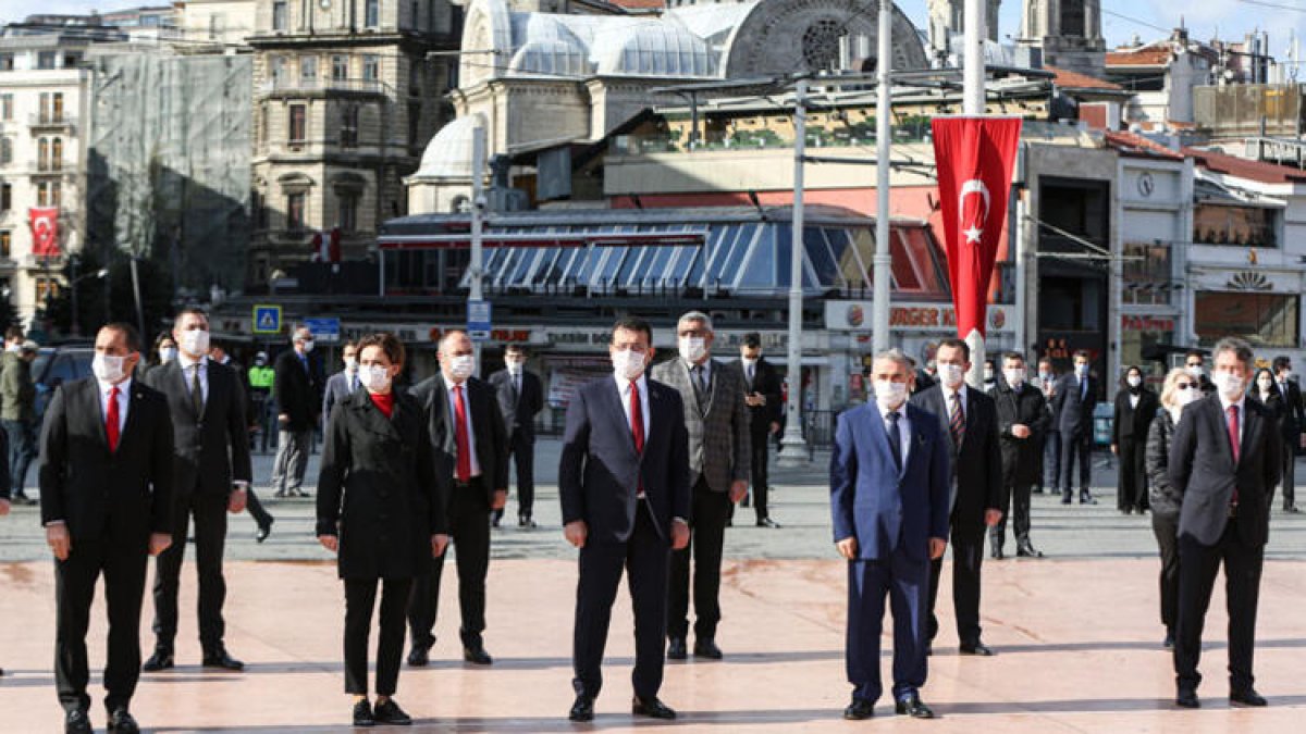 Taksim Cumhuriyet Anıtı önünde 23 Nisan töreni düzenlendi