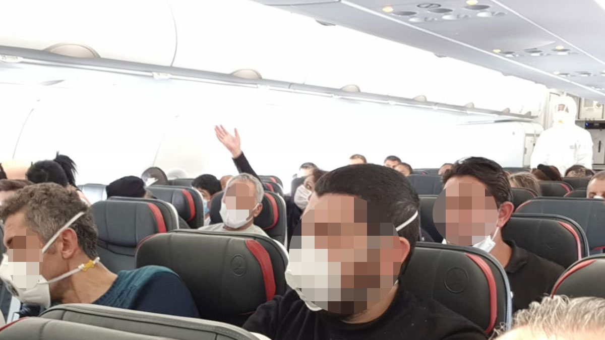 Azerbaycan'dan Türk vatandaşlarını getiren uçakta fiziksel mesafe gözetilmedi
