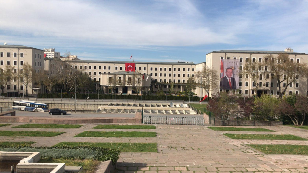 İçişleri Bakanlığından '23 Nisan'da Atatürk resmi asılmadı' iddiası hakkında açıklama