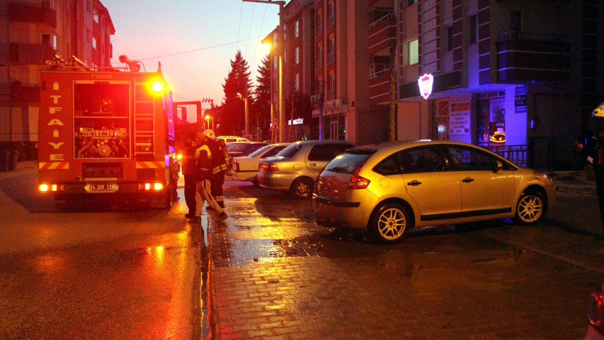 Tartıştığı babasının otomobilini ateşe verdi