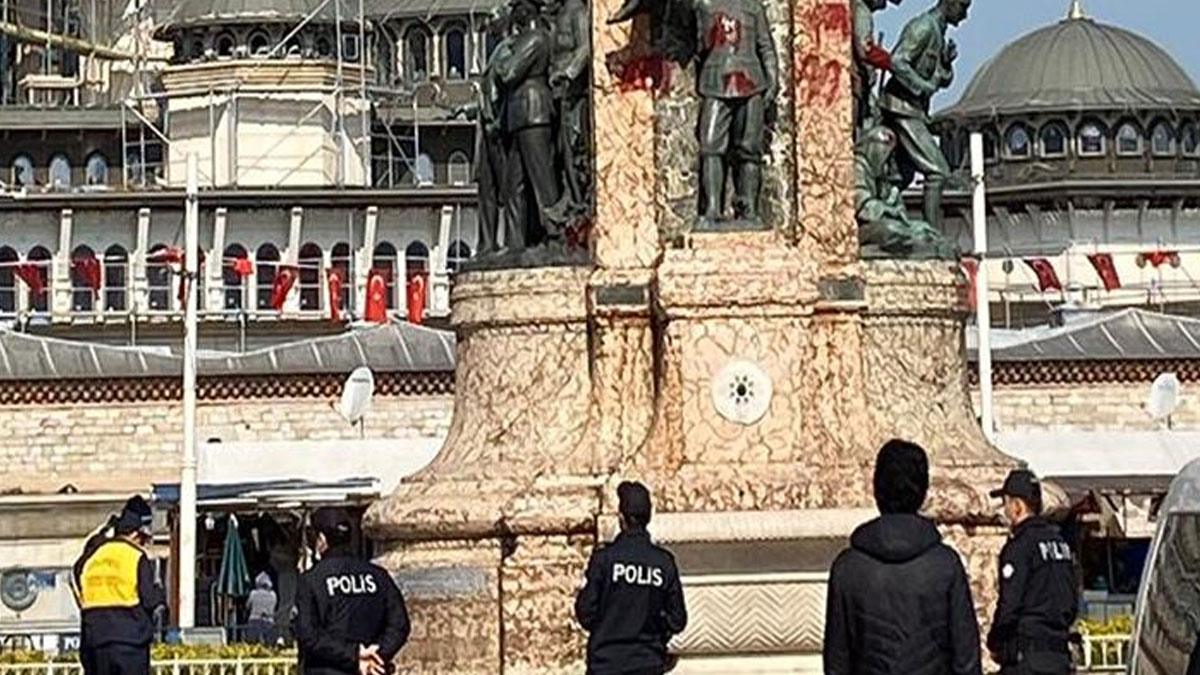 Taksim Cumhuriyet Anıtı'na spreyle yazı yazan kişi yakalandı