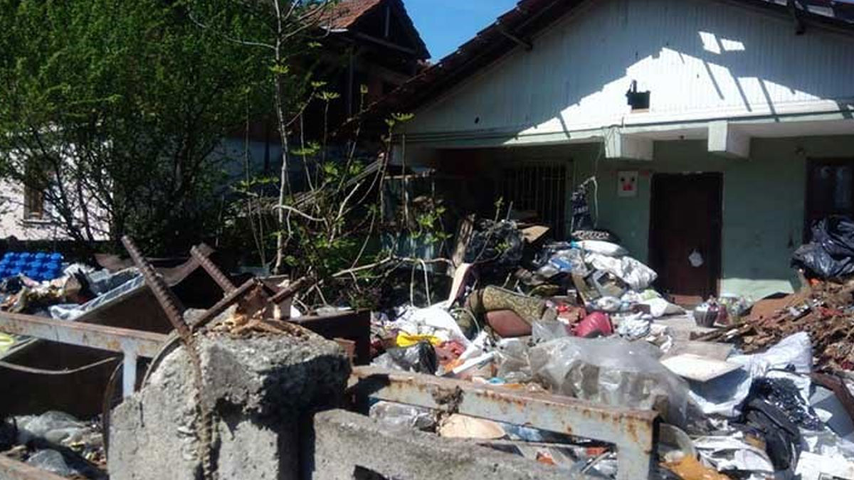 Kötü kokular gelen evden 13 ton çöp çıkarıldı
