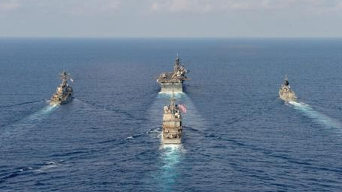 Çin Donanması ABD savaş gemisini Güney Çin Denizi'nden çıkardı