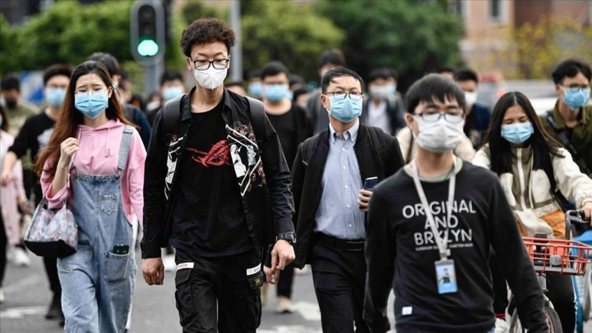 Çinli araştırmacı: En az bir yıl daha maske takılmalı