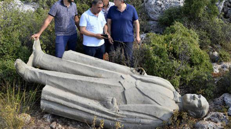 Atatürk heykeliyle ilgili gözaltına alınan 3 kişiye adli kontrol şartıyla tahliye