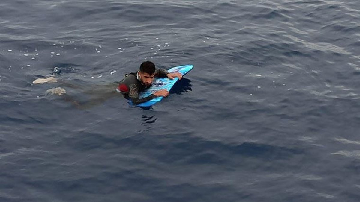Yunanistan'a sörf tahtasıyla geçmeye çalışan sığınmacı yakalandı