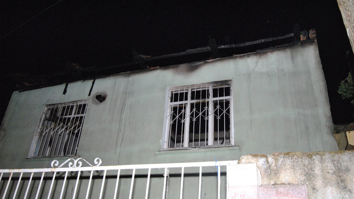 İzmir'de yangın: Ev kullanılamaz hâle geldi