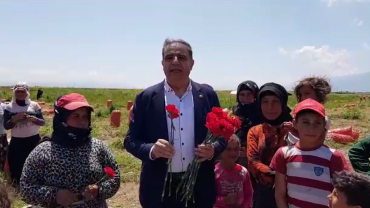 CHP'li Mehmet Guzelmansur, Anneler Günü'nde tarım işçisi kadınları ziyaret etti