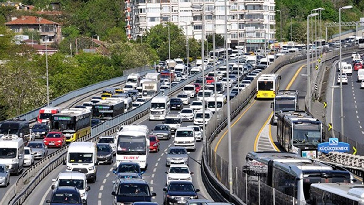 İstanbul'da trafik 'normale' döndü: AVM'ler açılınca yoğunluk başladı